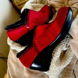Jambu Sport Wedge Heel in black and red.